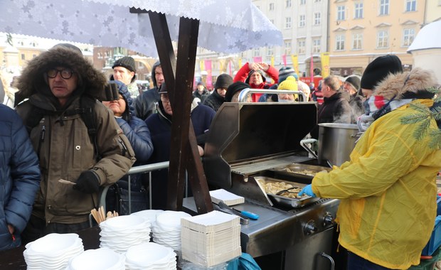 Wigilia na Rynku Głównym. Gorący posiłek przy wspólnym stole