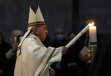 Wigilia Paschalna w Watykanie. Papież: Jezus żyje, tu i teraz (...) zachęca, by nie tracić nadziei