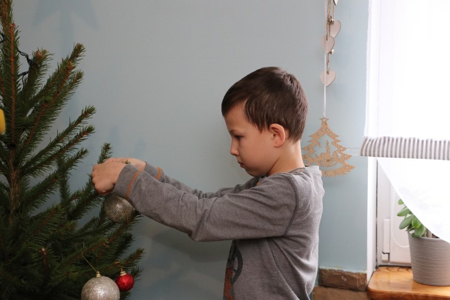 Wigilię spędzamy z rodziną uratowanego Adasia. Tradycyjnie w salonie stanie pięknie przystrojona choinka /Jacek Skóra /RMF FM