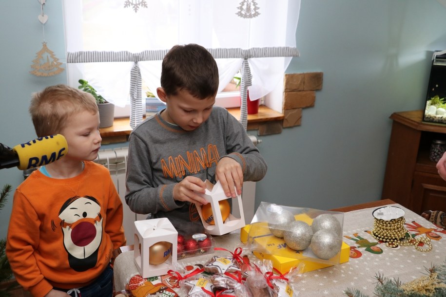 Wigilię spędzamy z rodziną uratowanego Adasia. Tradycyjnie w salonie stanie pięknie przystrojona choinka /Jacek Skóra /RMF FM