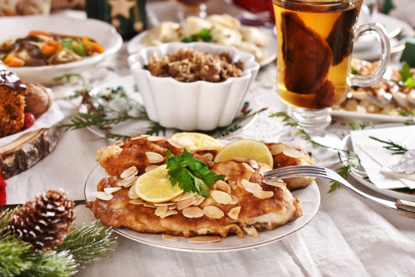 Wigilijnym karpiem łatwo ubrudzić świąteczny obrus /123RF/PICSEL