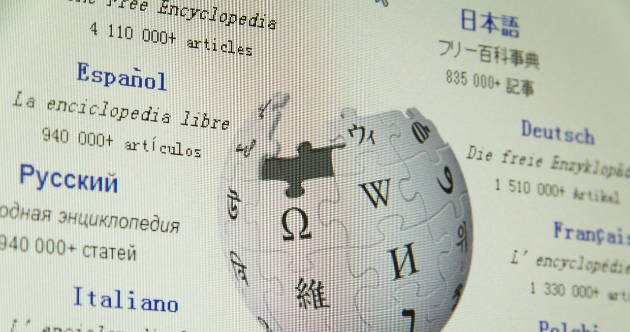 Wikipedia od dawna walczy z fake newsami /123RF/PICSEL