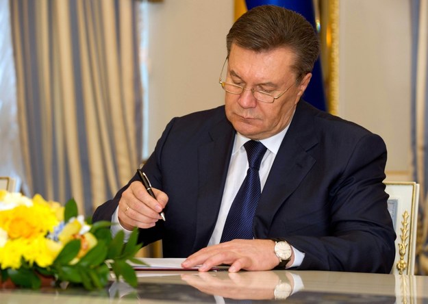Wiktor Janukowycz podpisuje porozumienie /TIM BRAKEMEIER /PAP/EPA