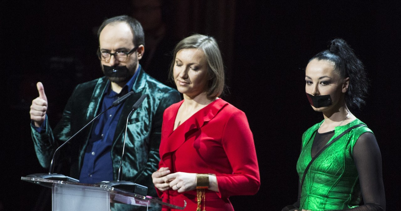 Wiktor Rubin (L) i  Jolanta Janiczak (P) w proteście przeciwko dyrektorowi Teatru Polskiego we Wrocławiu /Andrzej Hulimka  /Reporter