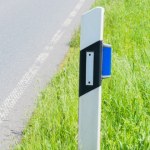"Wilcze oczy" na drogach - tani odblask za 50 zł chroni przed kolizją ze zwierzęciem