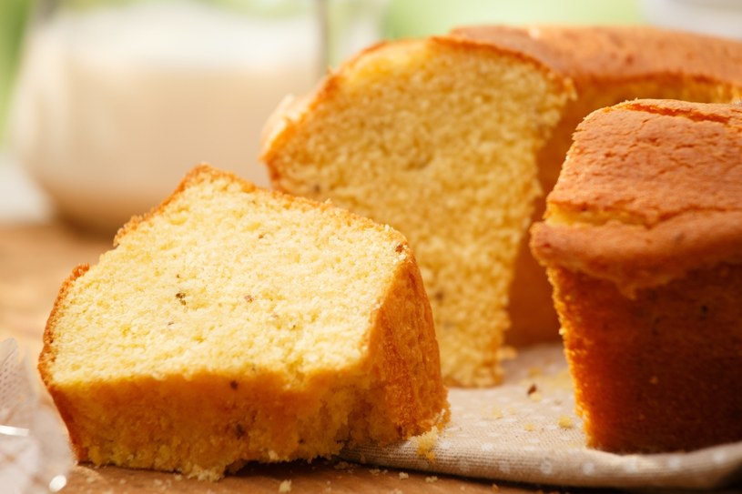 Wilgoć jabłka skutecznie ochroni ciasto przed czerstwieniem /123RF/PICSEL