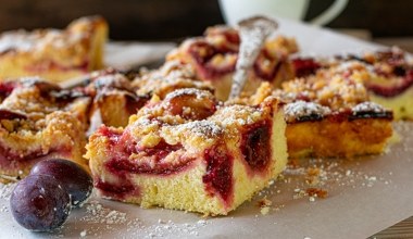 Wilgotny od owoców, z chrupiącą kruszonką na wierzchu. Prosty śliwkowiec to hit jesieni