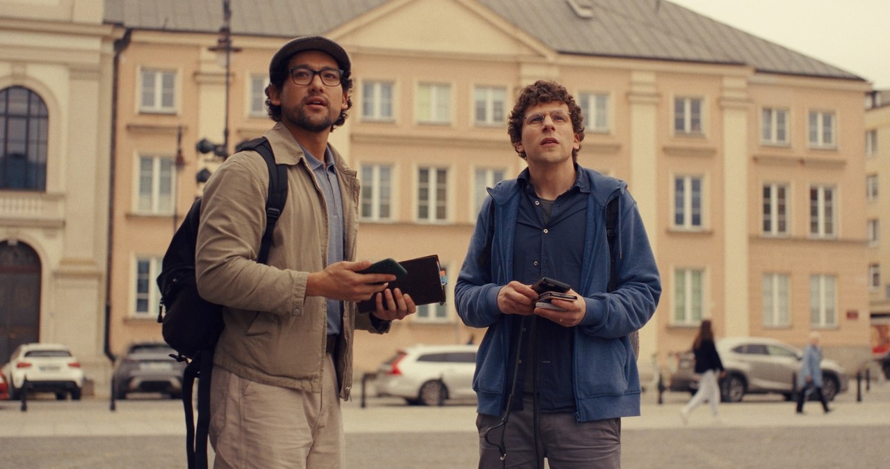 Will Sharpe i Jesse Eisenberg w filmie "Prawdziwy ból" /materiały prasowe