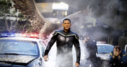 Will Smith jako Hancock rozzłościł recenzentów /materiały dystrybutora