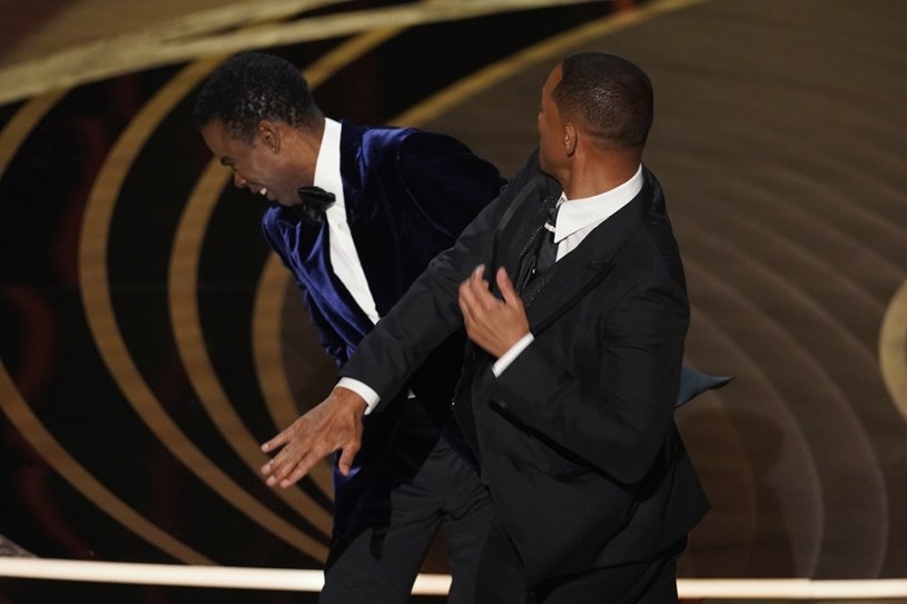 Will Smith policzkuje Chrisa Rocka podczas gali Oscary 2022 /East News