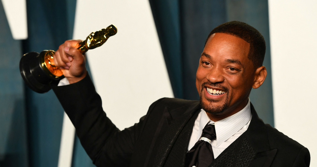 Will Smith przez cały wieczór tryskał radością z powodu zwycięstwa w kategorii "najlepszy aktor pierwszoplanowy" /PATRICK T. FALLON/AFP/East News /East News