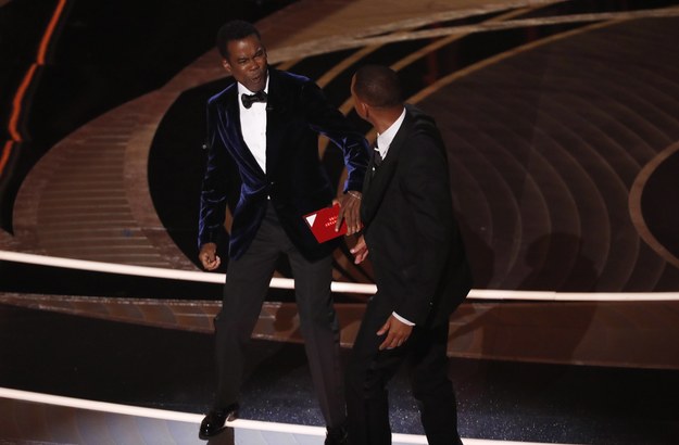 Will Smith uderzający Chrisa Rocka podczas gali rozdania Oscarów /ETIENNE LAURENT /PAP