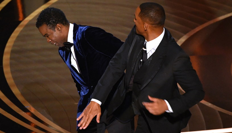 Will Smith uderzający Chrisa Rocka podczas gali rozdania Oskarów /AFP