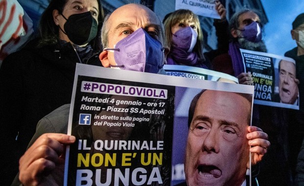 Willa znana z "bunga-bunga" trafiła na sprzedaż 