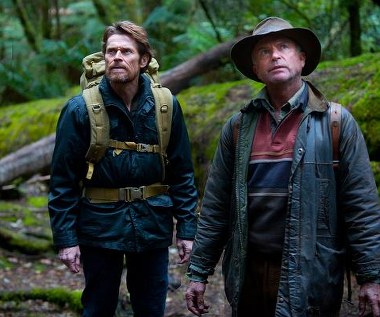 Willem Dafoe i Sam Neill w scenie z filmu "Łowca"