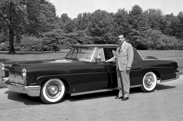 William Clay Ford  prezentuje  Continentala  Mark II. Rok 1956 /Informacja prasowa