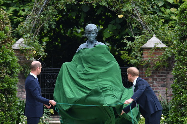 William i Harry wspólnie odsłaniają pomnik księżnej Diany /Dominic Lipinski   /PAP/EPA