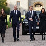 William i Harry z żonami wyszli do tłumu przed zamkiem w Windsorze