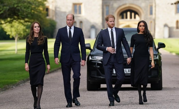 William i Harry z żonami wyszli do tłumu przed zamkiem w Windsorze