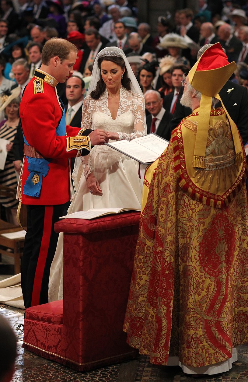William wsuwa na palec Kate obrączkę ślubną &nbsp; /AFP