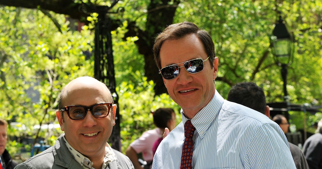 Willie Garson i Tim DeKay na planie serialu "Białe kołnierzyki" /Bobby Bank / Contributor /Getty Images