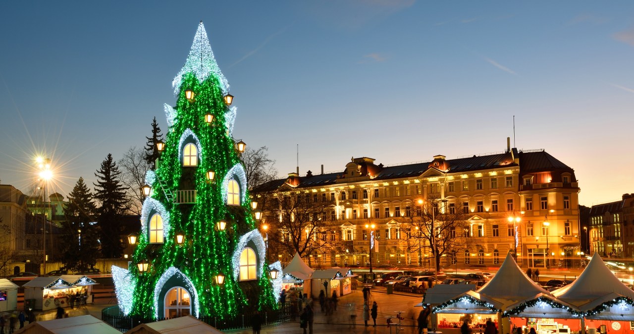 Wilno to piękne miasto. Będąc na litewskiej stolicy zimą, warto odwiedzić świąteczne jarmarki. /123RF/PICSEL