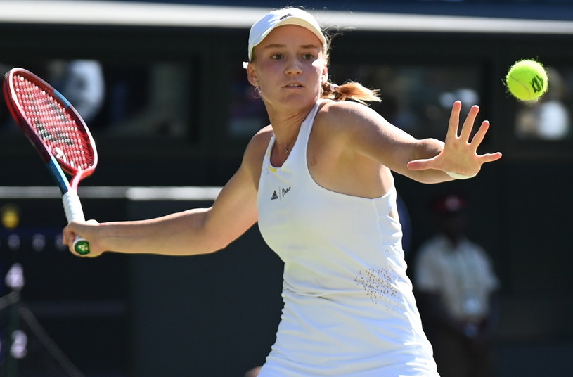 Wimbledon 2022. Jelena Rybakina w akcji podczas meczu z Simoną Halep /NEIL HALL /PAP/EPA