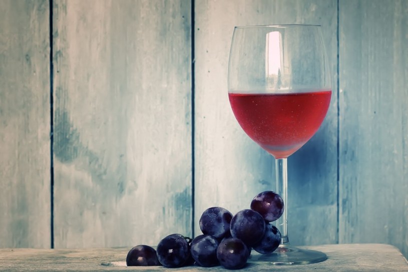 Wina różowe świetnie komponują się z cebulą i czosnkiem /123RF/PICSEL