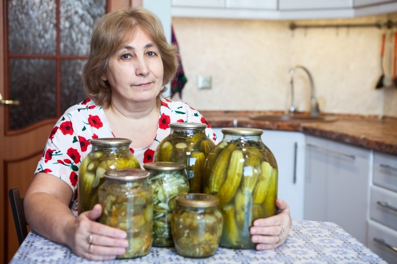 Winą za "skapciałe" ogórki zazwyczaj obarcza się zbyt intensywne nawożenie, zarówno preparatami chemicznymi, jak i naturalnymi /123RF/PICSEL