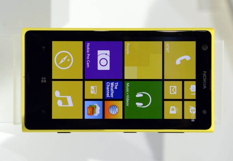 Windows Phone staje się coraz popularniejszy również w bogatych krajach Europy /AFP