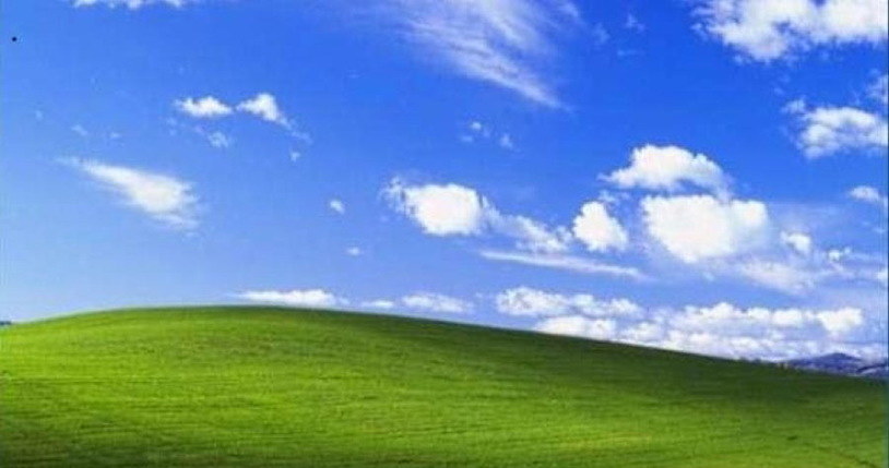 Windows XP i najbardziej kultowa tapeta świata. Fot. Microsoft /materiał zewnętrzny