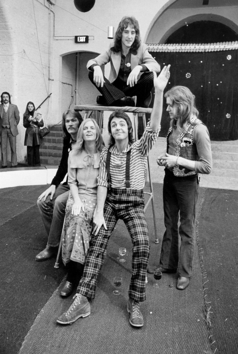 Wings w 1972 r. Henry McCullough z lewej obok Lindy McCartney /Evening Standard /Getty Images