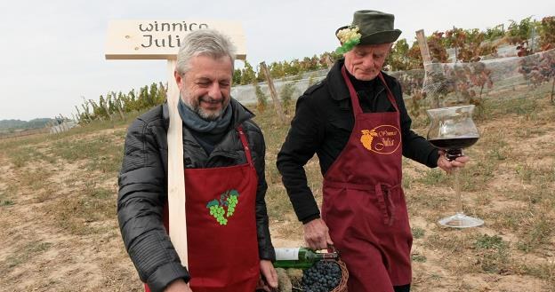 Winiarze idą na uroczystość otwarcia Lubuskiego Centrum Winiarskiego w miejscowości Zabór /PAP