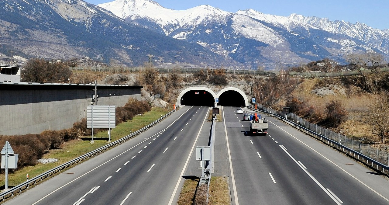 Winiety są obowiązkowe w Szwajcarii na drogach szybkiego ruchu i autostradach. Gdzie je kupić i ile kosztują? /Getty Images