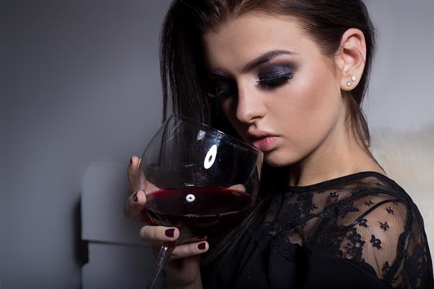 Wino cieszy się rosnącą popularnością /&copy;123RF/PICSEL