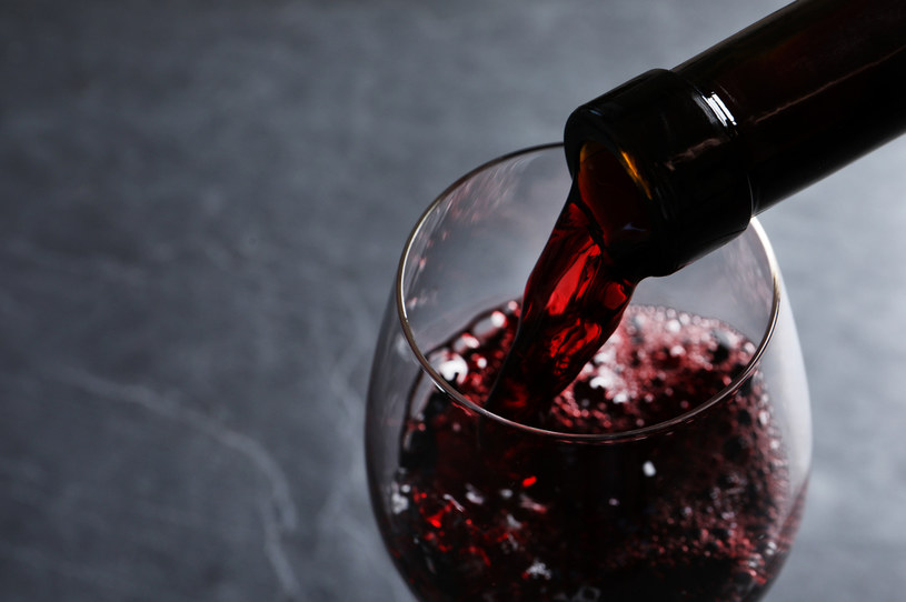 Wino jest jednym z najbardziej barwiących zęby produktów /123RF/PICSEL