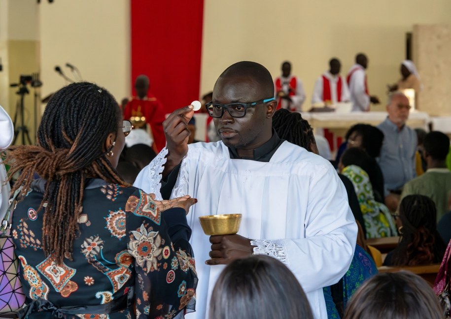 Wino jest używane podczas mszy jako symbol krwi Jezusa Chrystusa i zazwyczaj pije je ksiądz. Czasami podaje się je również wiernym. /Shutterstock