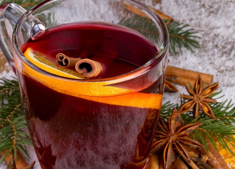 Wino świetnie wzbogadza smak świątecznych potraw /123RF/PICSEL