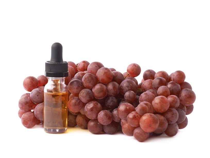 Winogrona powinno się jeść ze skórką i pestkami. Winogrona zawierają bardzo cenny olej, ktory obniża poziom cholesterolu we krwi i działa antynowotworowo. /123RF/PICSEL