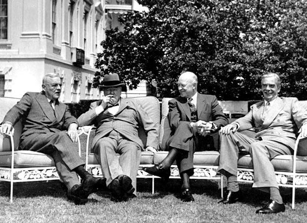 Winston Churchill (2. z lewej) z prezydentem USA Dwightem Eisenhowerem (3. z lewej), Biały Dom, 1954 /Polska Zbrojna