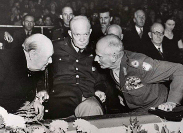 Winston Churchill i gen. Dwight Eisenhower w czasach II wojny światowej /MWMedia