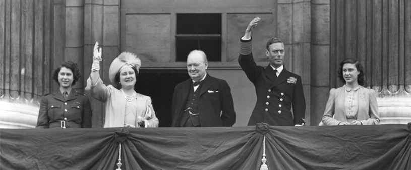 Winston Churchill w towarzystwie rodziny królewskiej /East News