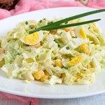 Wiosenna, lekka i chrupiąca. Sałatka z dietetycznym sosem 