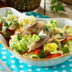 Wiosenna sałatka ze śledziami. Nie obciąża żołądka, a nasyci