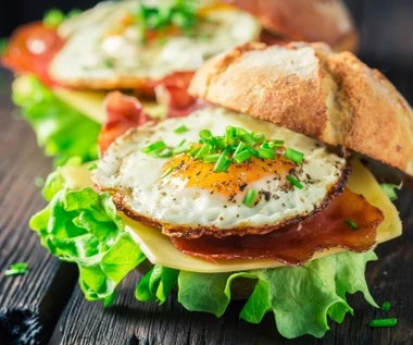 Wiosenne burgery z sadzonym jajkiem i bekonem