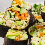 Wiosenny kimbap sałatkowy - zdrowsza alternatywa dla klasycznego sushi