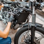 Wiosenny rozruch motocykla. Nie rób tego po kilku miesiącach postoju