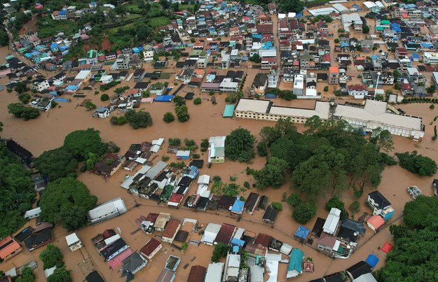 Wioska pod wodą po przejściu tajfunu /WIANG PHANG KHAM SUBDISTRICT /PAP/EPA