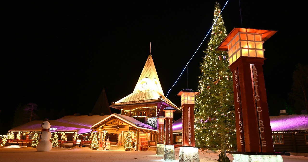 Wioska Świętego Mikołaja w Rovaniemi to miejsce, które warto odwiedzić. Na turystów czekają liczne atrakcje. /Deposit/East News /East News