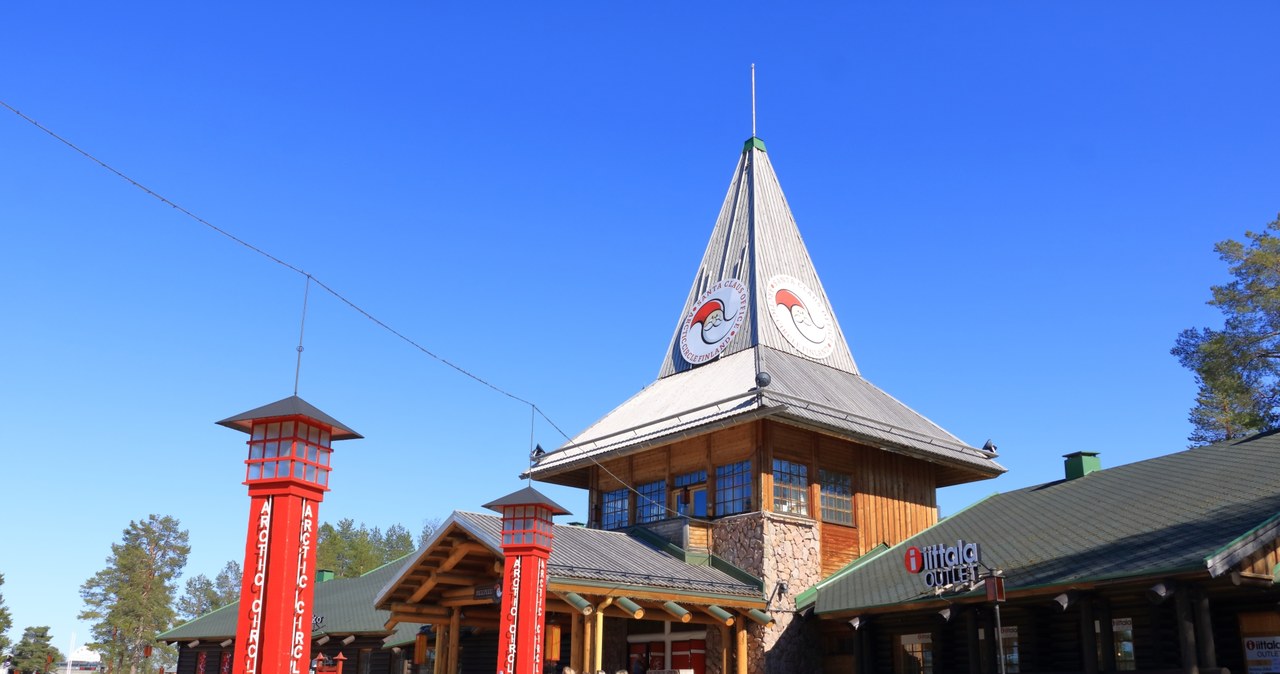 Wioskę Świętego Mikołaja w Rovaniemi można odwiedzić również latem /123RF/PICSEL